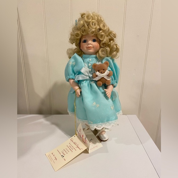 Victoria Ashlea Originals Collector Porcelain Doll Susan on Display Stand - Picture 1 of 5